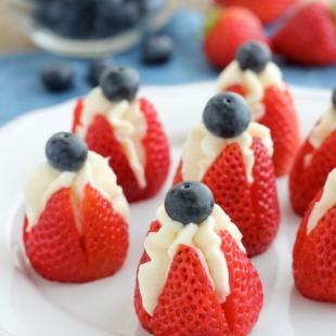 Cheesecake Stuffed Strawberries 