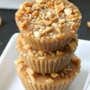 Raw Salted Caramel Peanut Butter Fudge Cups 