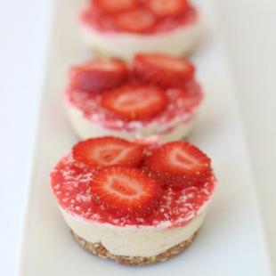 Raw Strawberry Cheesecake Bites (Paleo)