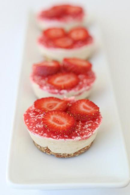 Raw Strawberry Cheesecake Bites (Paleo)