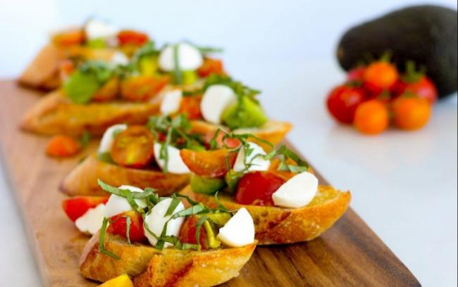 Tomato-Mozzarella Lunch Bruschetta