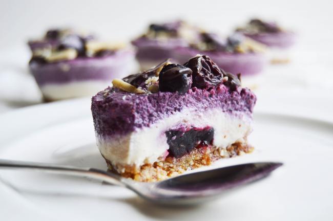 Vanilla Chocolate Raw Cake with berries