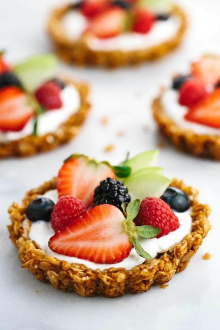 Breakfast Granola Fruit Tart with Greek Yogurt
